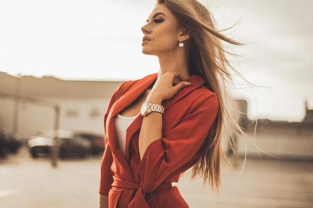 Widok zapiera dech w piersiach! Śliczna modelka disco polo odważnie odsłoniła swoje zgrabne ciało!